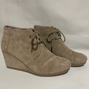 Toms Kala Womens Size 8.5 Wedge Heel Lace up Ankle Bootie Suede Taupe Beige